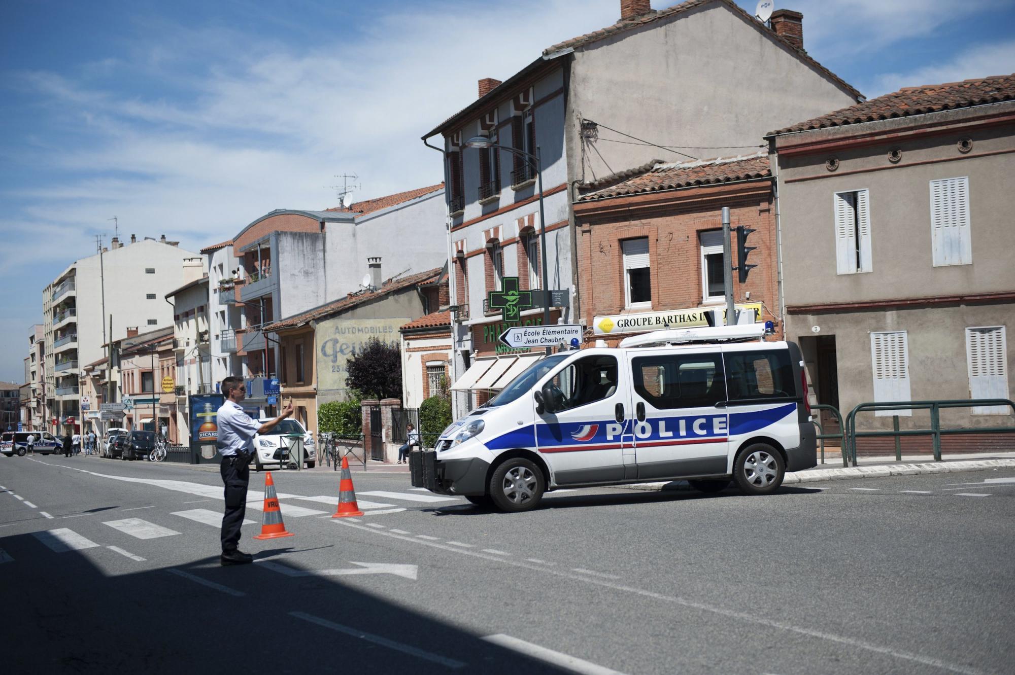 法国男子自称“基地”成员劫持4名人质 警方突袭将其逮捕