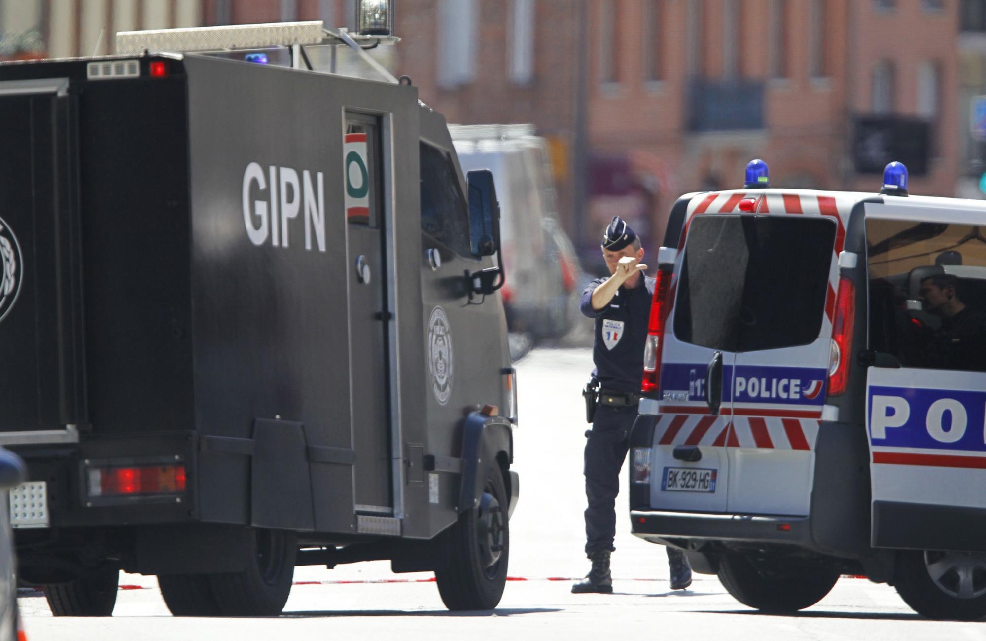 法国男子自称“基地”成员劫持4名人质 警方突袭将其逮捕