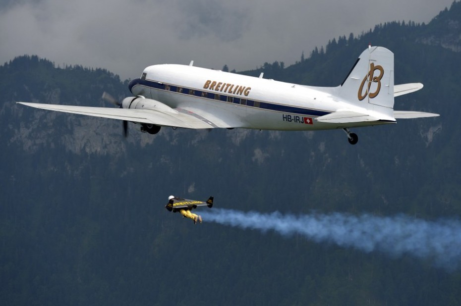 瑞士“钢铁侠”首次与客机齐飞7分钟 时速高达200多公里