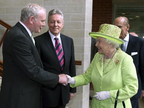 英女王访问北爱 与多年宿敌历史性握手