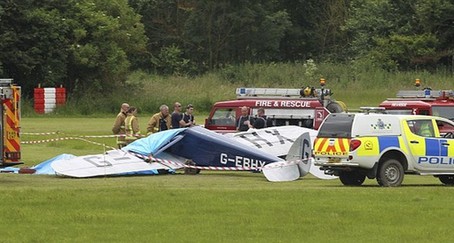 英国航展一木制旧飞机发生坠机事故 飞行员身亡