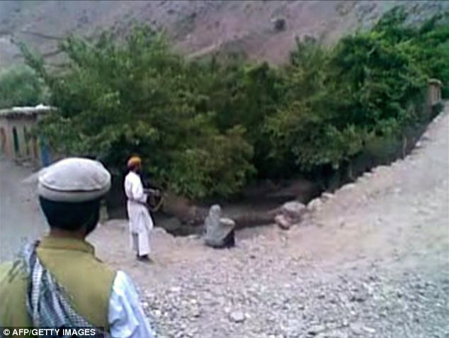 阿富汗女子与塔利班两成员“三角恋” 被控通奸当众惨遭枪决