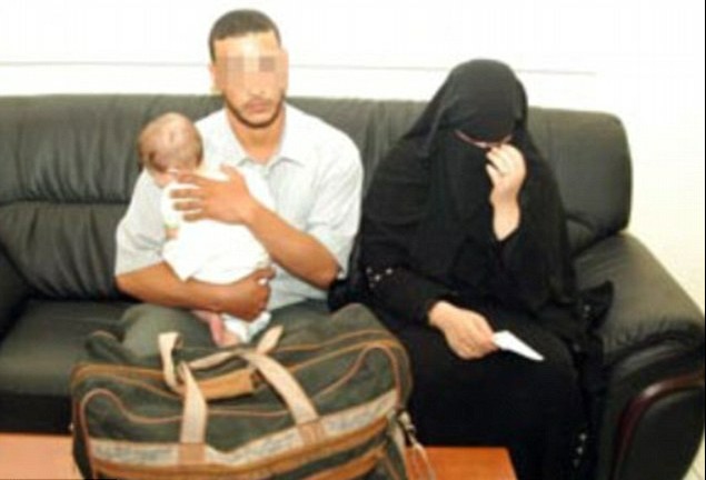 埃及夫妇阿联酋海关铤而走险 将婴儿装进包里过安检