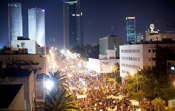 以色列男子示威活动中现场自焚 电视台捕捉震惊画面