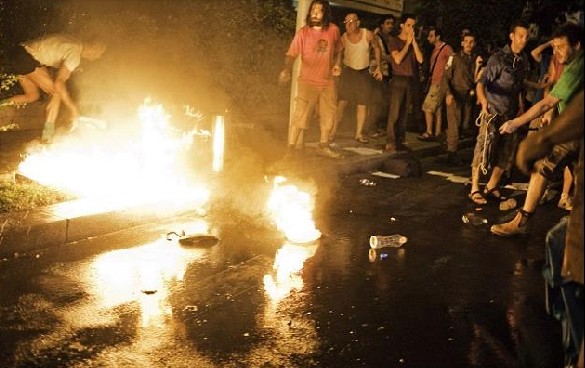 以色列男子示威活动中现场自焚 电视台捕捉震惊画面
