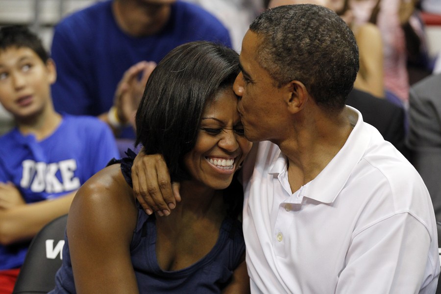大选造势不忘现场观战男篮 奥巴马应观众“要求”跟爱妻热吻