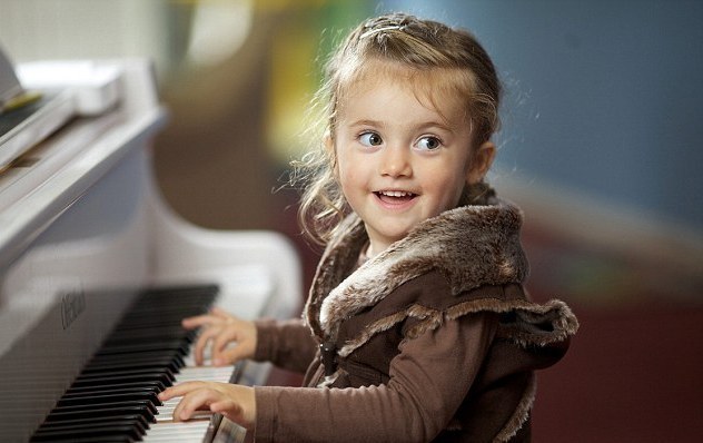 英两岁神童学钢琴6周上音乐会技惊四座 获封“迷你女莫扎特”