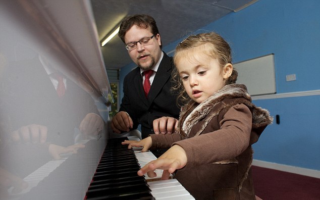 英两岁神童学钢琴6周上音乐会技惊四座 获封“迷你女莫扎特”