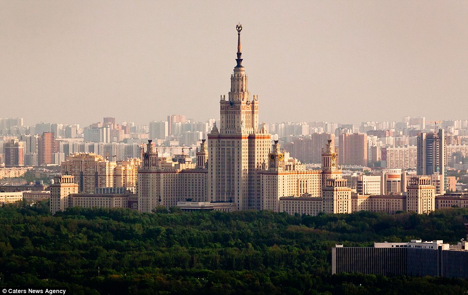 俄罗斯多名学生未缚任何安全措施 徒手登顶240米高莫斯科大学主楼