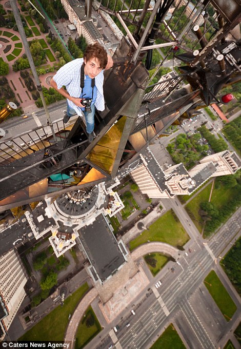 俄罗斯多名学生未缚任何安全措施 徒手登顶240米高莫斯科大学主楼