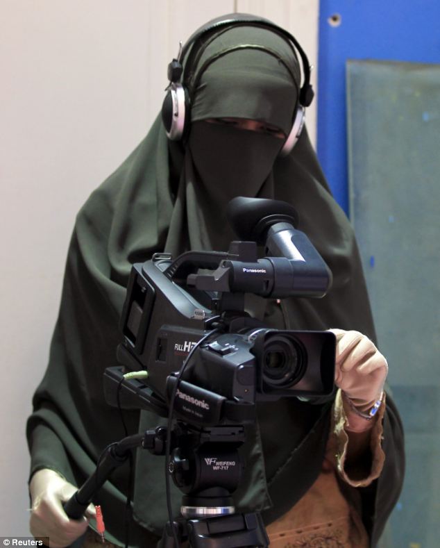 埃及“面纱女性”电视频道开播 职员着装严密只露双眼