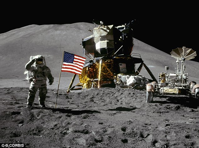 历经数十载 美国插在月球多面国旗依然直立