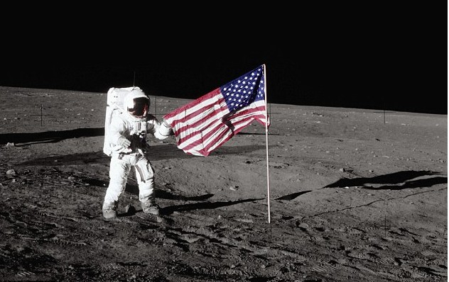 历经数十载 美国插在月球多面国旗依然直立