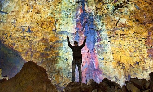 摄影师勇探冰岛休眠火山心脏 用镜头揭示熔岩宝库之美