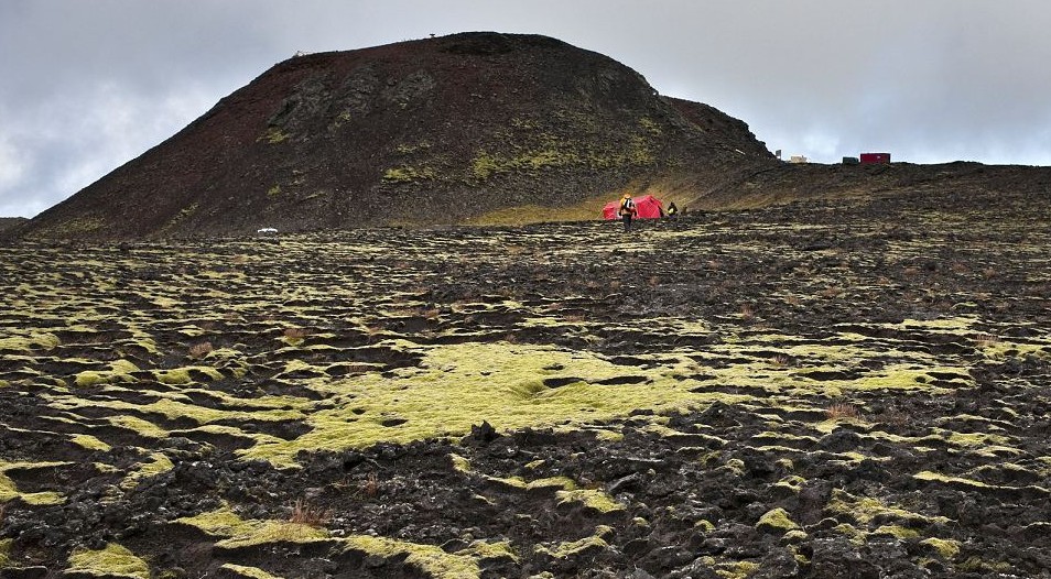 摄影师深入休眠火山心脏 用镜头揭示熔岩绚丽之美