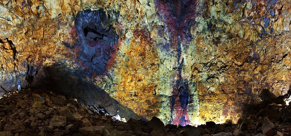 摄影师深入休眠火山心脏 用镜头揭示熔岩绚丽之美