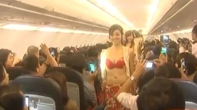 越南航班提供美艳比基尼表演 乘客叫好当局罚款