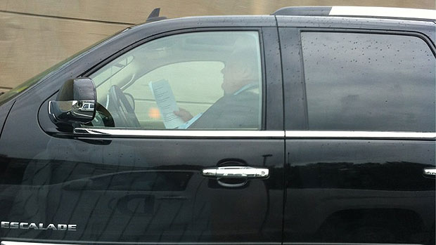 边开车边看文件被指不顾安全 多伦多市长辩称只因自己太“忙”