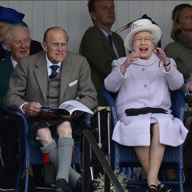英女王出席传统运动会 开怀大笑与丈夫分享乐趣