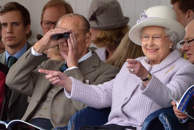 英女王出席传统运动会 开怀大笑与丈夫分享乐趣