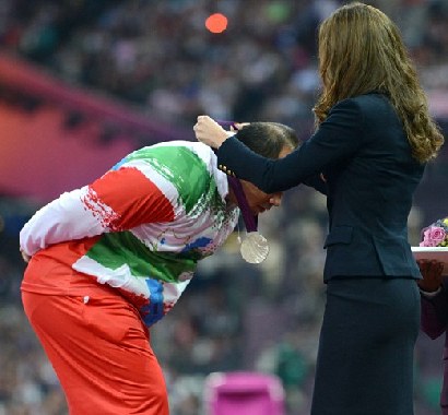 残奥会领奖小风波 伊朗运动员拒绝与凯特王妃握手