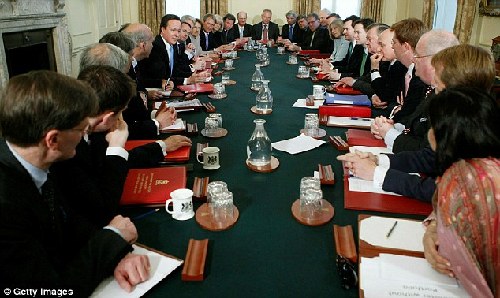 卡梅伦改组内阁 成首位通过推特宣布人事任免英首相