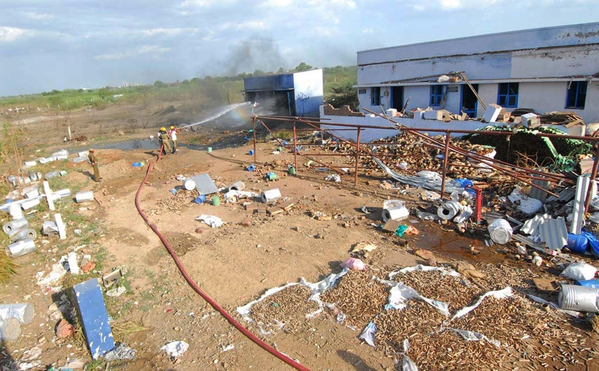 印度烟花工厂爆炸逾百人死伤 工人误操作致起火消防系统失效