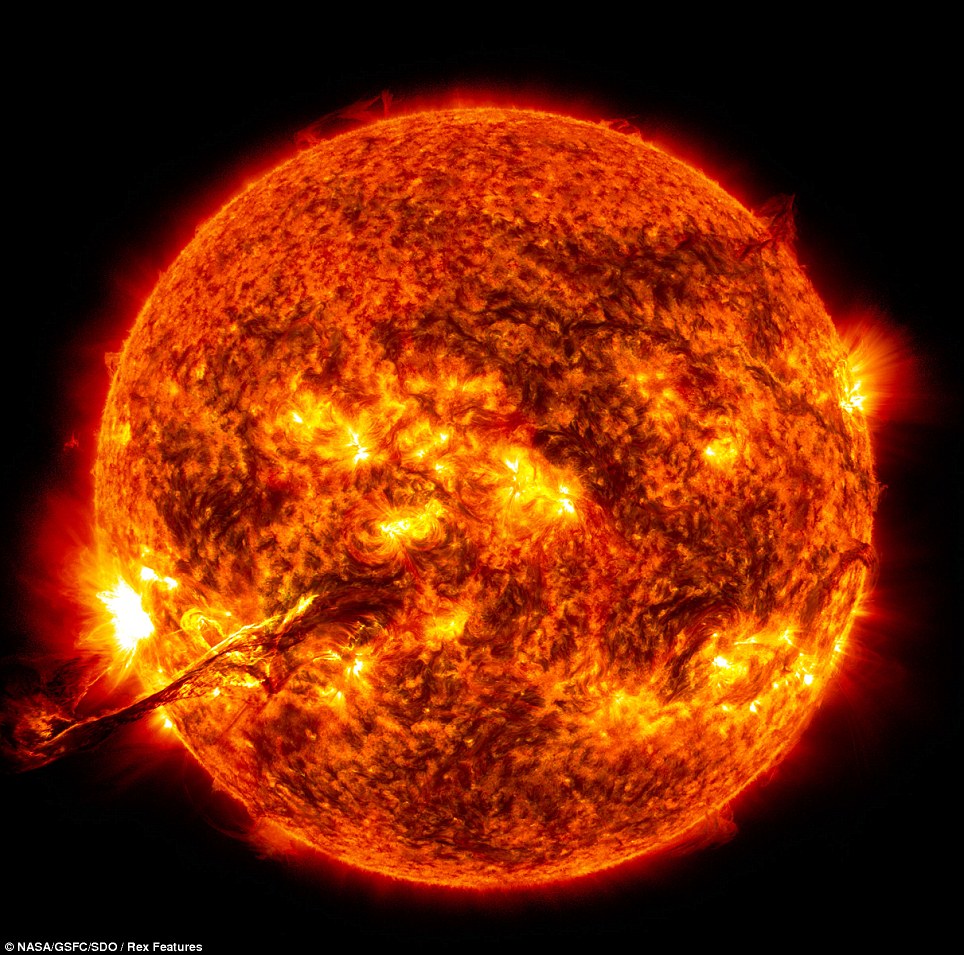 太阳表面的“巨龙”：美卫星拍到巨型日珥长达80万公里