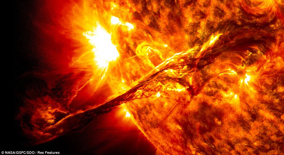 太阳表面的“巨龙”：美卫星拍到巨型日珥长达80万公里