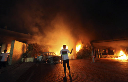 利比亚示威者冲入美领事馆放火 一名工作人员丧生
