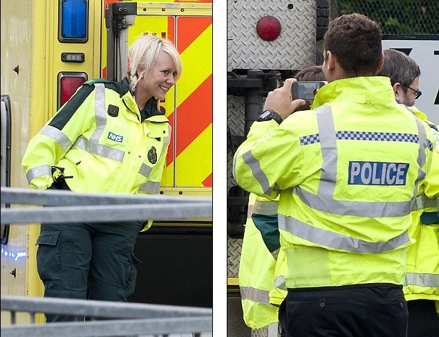 英救护车执行任务途中被撞翻 医护人员嬉戏留影遭诟病