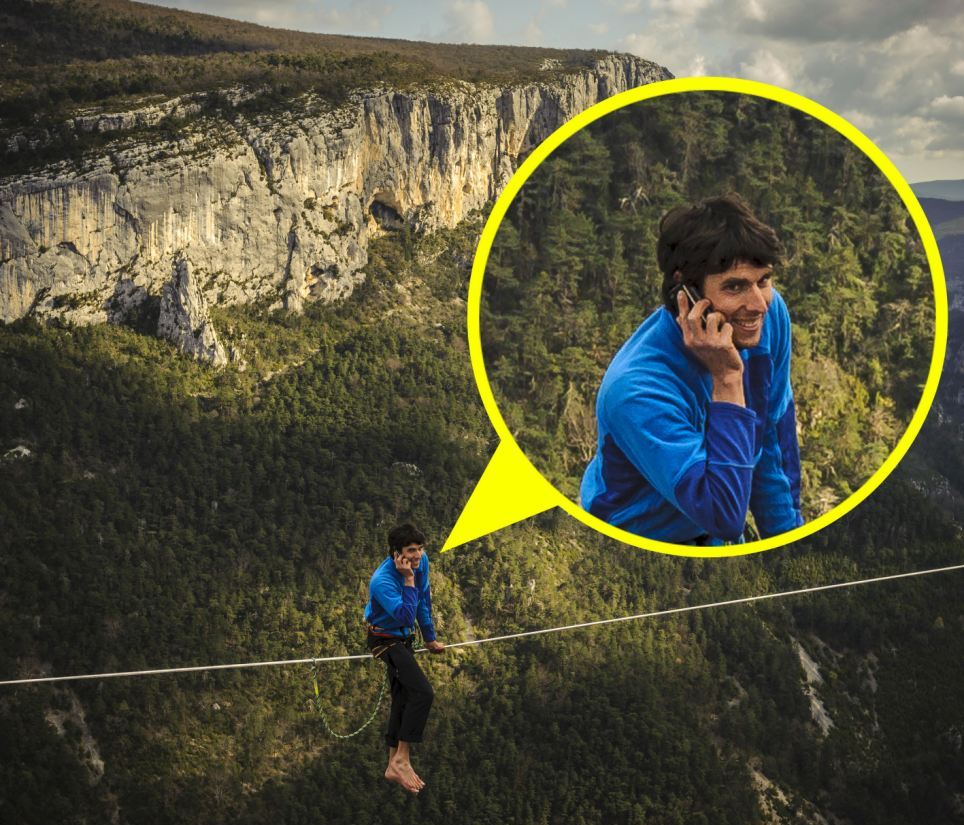 法国男子走绳索被“搅局” 300米高空淡定煲电话粥20分钟