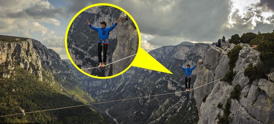法国男子走绳索被“搅局” 300米高空淡定煲电话粥20分钟