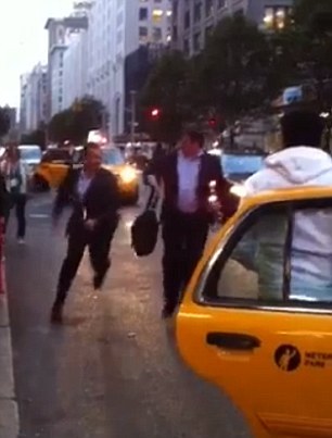 曼哈顿两西装男为抢出租大打出手 视频点击超13万