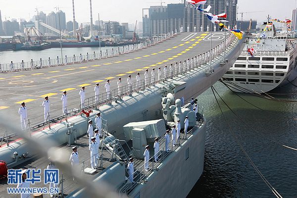 我国第一艘航空母舰正式交付海军 胡锦涛登舰视察