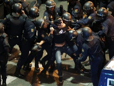 西班牙数千人抗议紧缩包围议会 与警察冲突60人受伤