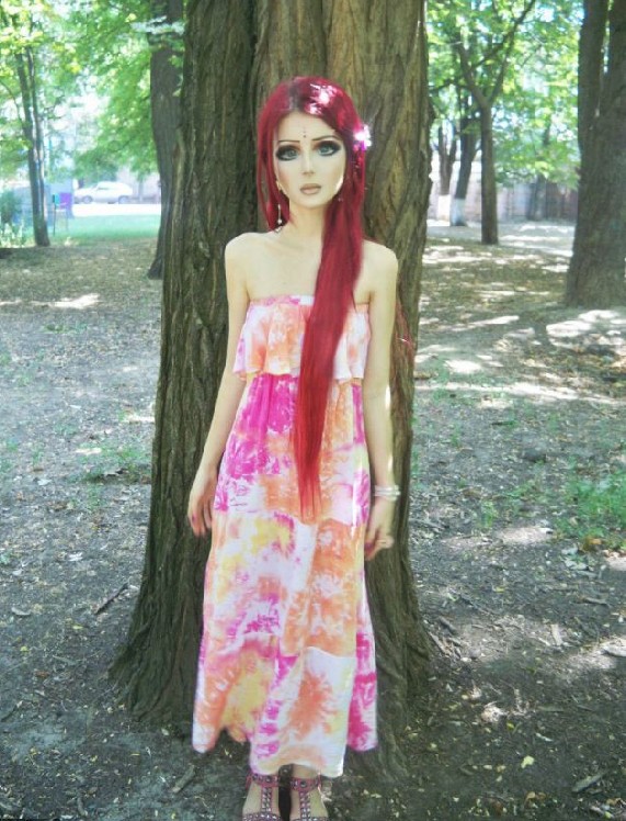 乌克兰女孩痴迷动漫 夸张妆容将自己打造成真人娃娃