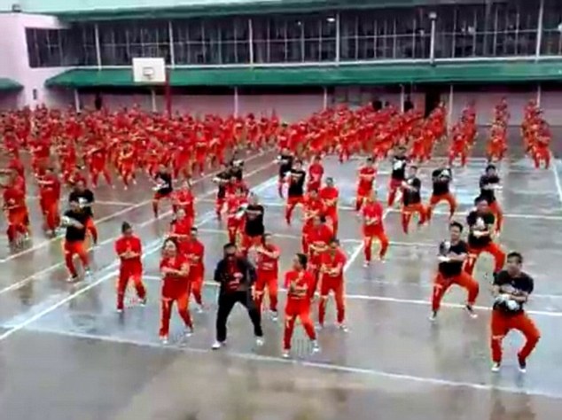 菲律宾千名囚犯模仿韩国神曲“江南Style” 场面壮观
