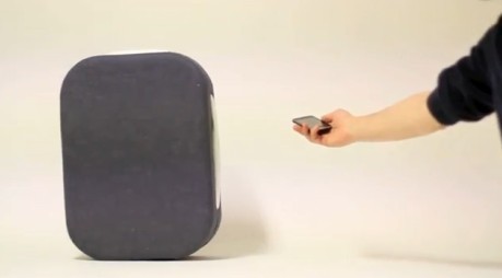 西班牙学生研发“蓝牙行李箱”可跟随主人自行移动
