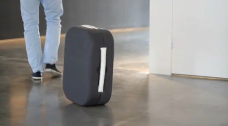 西班牙学生研发“蓝牙行李箱”可跟随主人自行移动