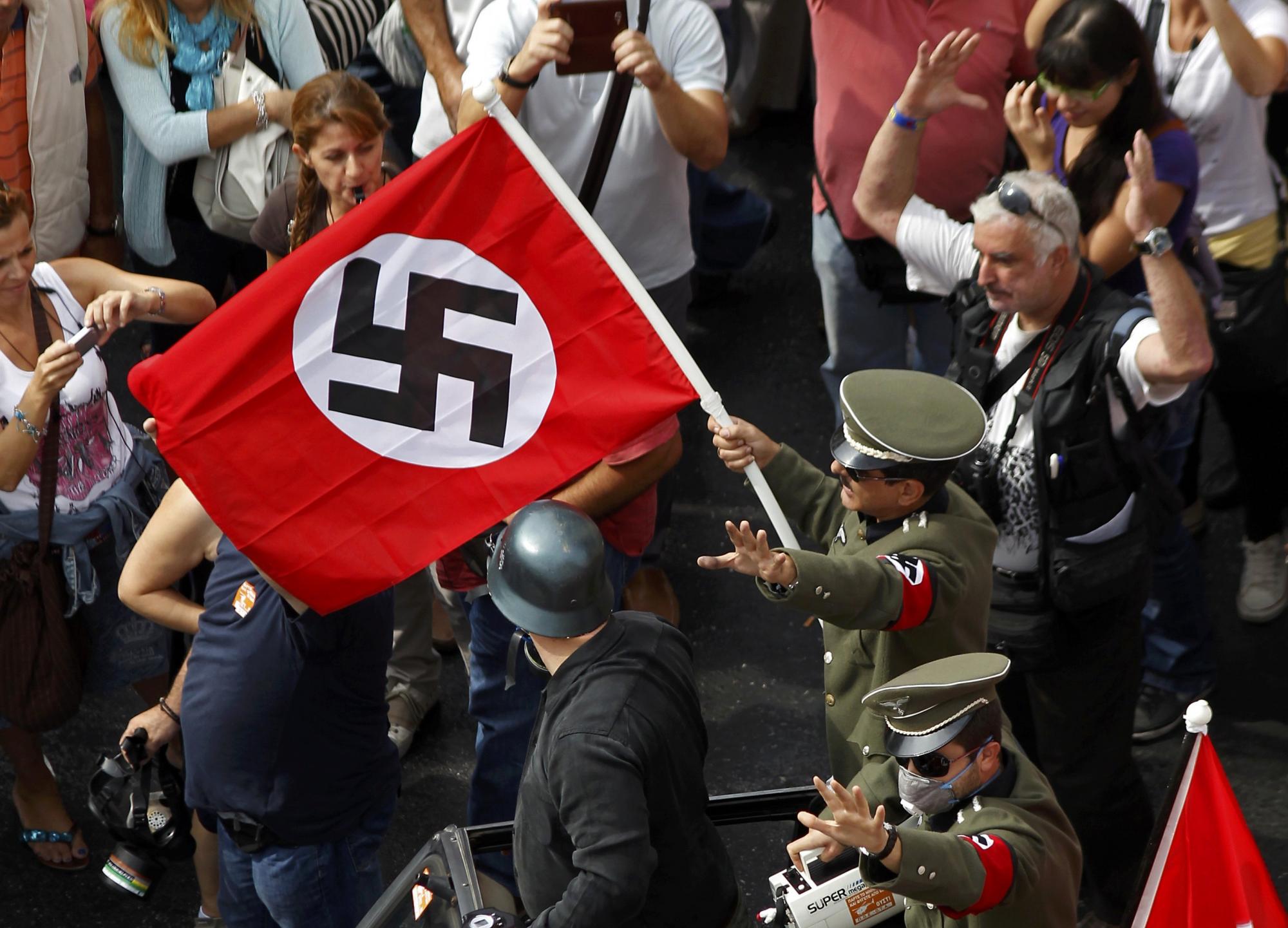 裸奔、烧旗、骚乱 默克尔访希腊遭5万人抗议被喻希特勒