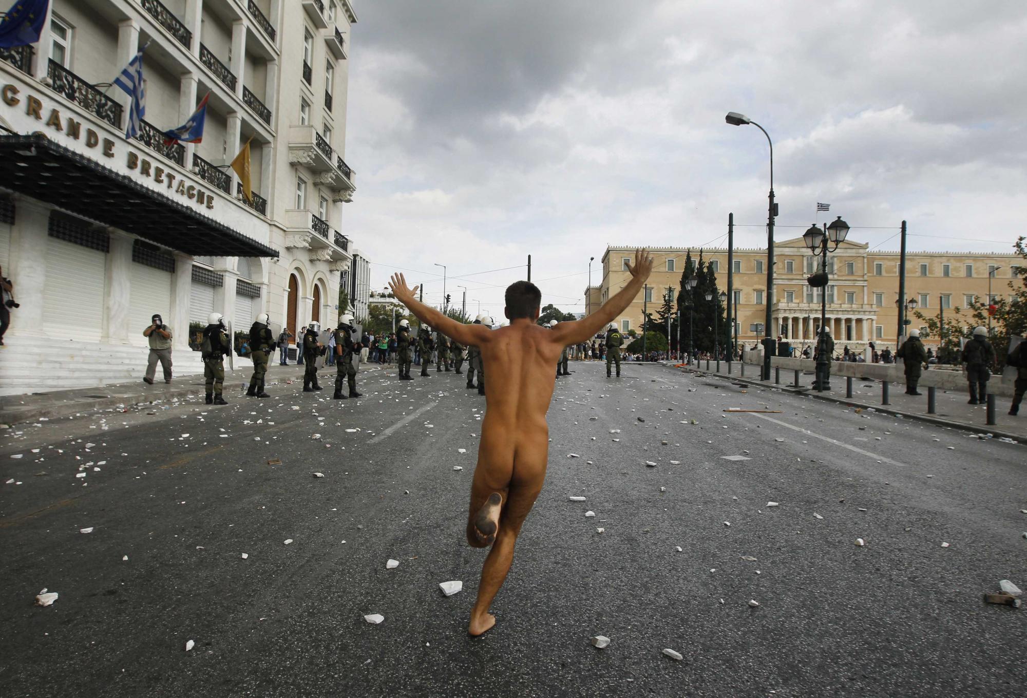 裸奔、烧旗、骚乱 默克尔访希腊遭5万人抗议被喻希特勒