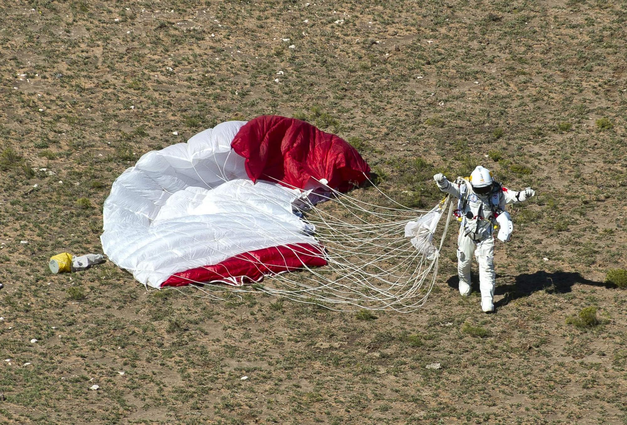 奥地利冒险家成功挑战3.9万米超音速跳伞 为惊人一跃准备7年
