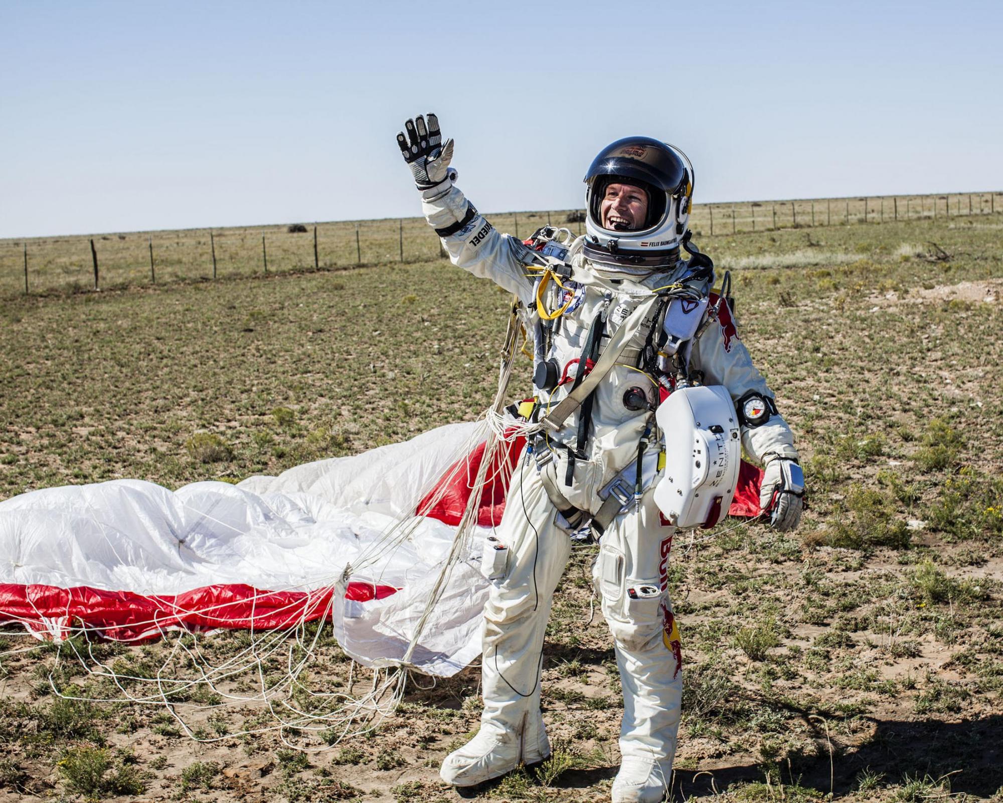 奥地利冒险家成功挑战3.9万米超音速跳伞 为惊人一跃准备7年