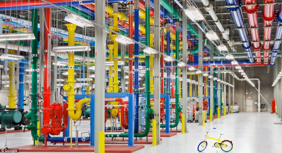 谷歌首次向公众展示8大主要数据中心 面积巨大似迷宫