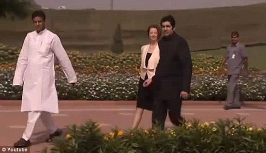澳总理三遇“掉鞋”尴尬 访印陷入湿滑草地摔大跤