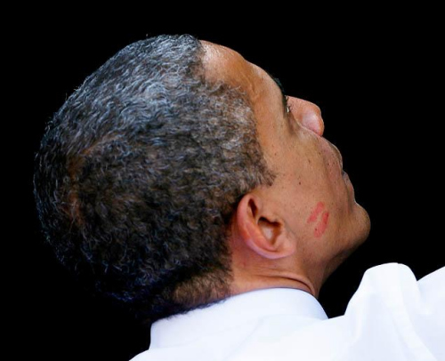 图：奥巴马右脸颊留有鲜红色唇印 惹众人好奇