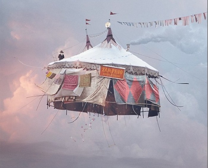 云端的华丽冒险 法国艺术家送可爱建筑“漂浮”上天