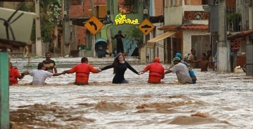 巴西模特在飓风灾区摆拍惹争议