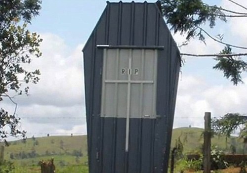 澳大利亚小镇在墓地旁修建棺材形状厕所引热议